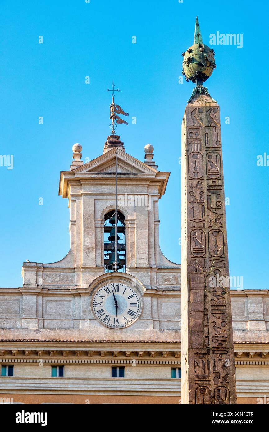 Antico obelisco egizio di fronte a Palazzo Montecitorio a Roma, Italia. Foto Stock