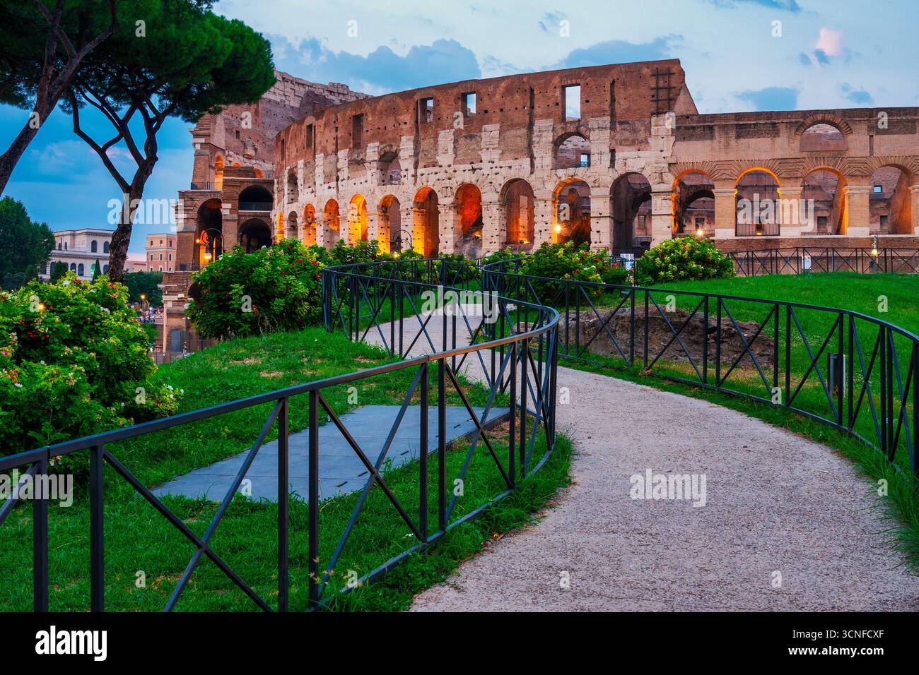 Sentiero pedonale curvo che conduce al nuovo punto panoramico del Colosseo al crepuscolo, Roma, Italia. Foto Stock