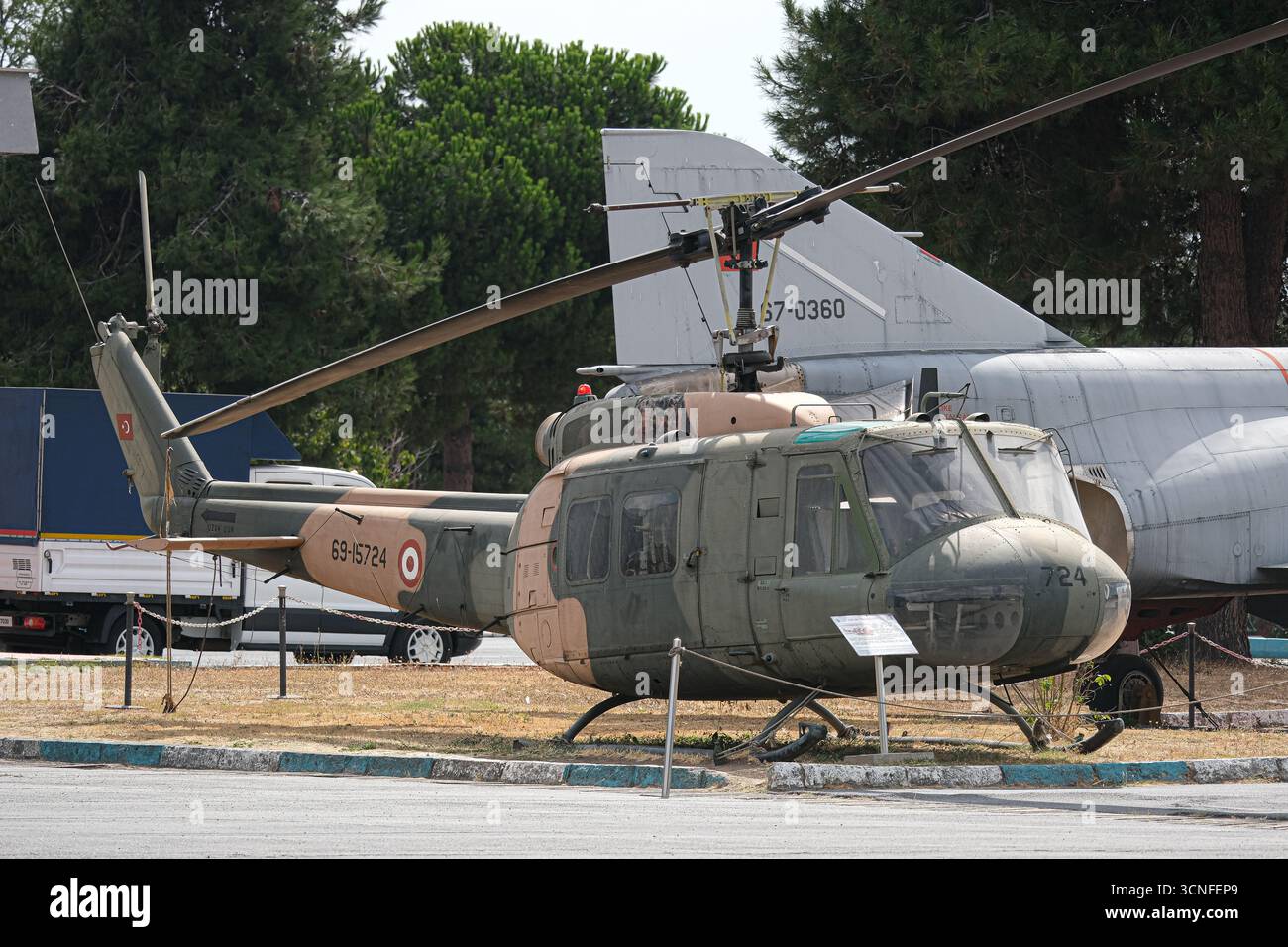 Elicottero Bell UH-1 Iroquois in mostra al Museo dell'aviazione di Istanbul, Turchia. Foto Stock