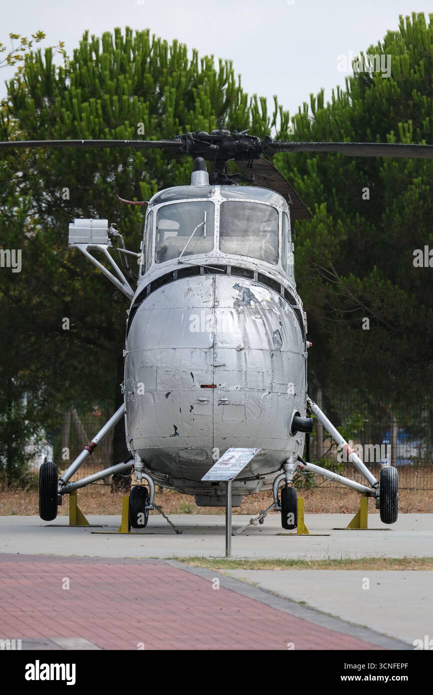 "Vista frontale dell'elicottero Sikorsky S-55 esposto al Istanbul Aviation Museum, Turchia." Foto Stock