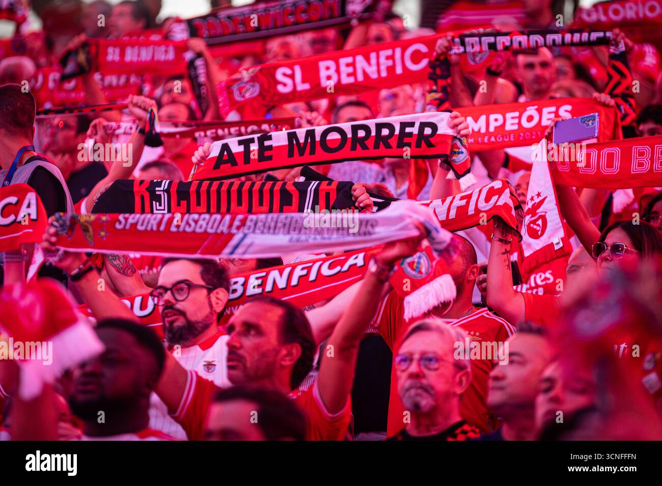 Il tifoso di SL Benfica mostra il suo berretto durante la fase MD1 della UEFA Champions League 2025/26 tra SL Benfica e Qarabag FK all'Estadio da Luz. Punteggio finale: SL Benfica 2 - 3 Qarabag FK. (Foto di David Martins/SOPA Images/Sipa USA) Foto Stock