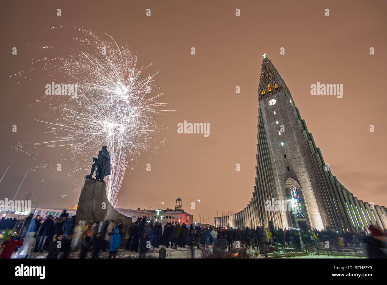 Spettacolari fuochi d'artificio illuminano la chiesa di Hallgrímskirkja, il principale punto di ritrovo per le celebrazioni di Capodanno a Reykjavík, in Islanda. Foto Stock