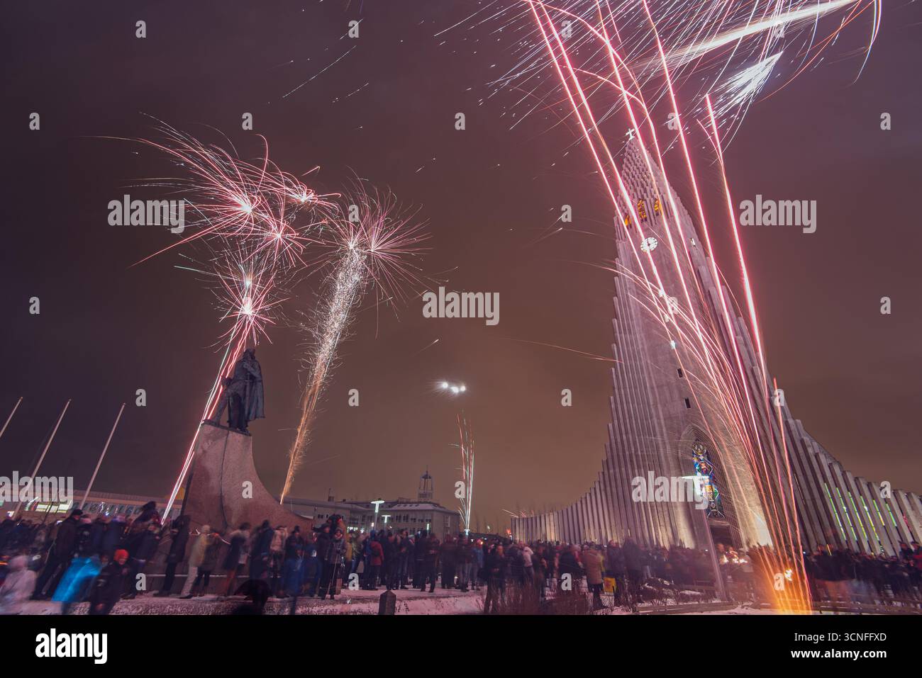 Spettacolari fuochi d'artificio illuminano la chiesa di Hallgrímskirkja, il principale punto di ritrovo per le celebrazioni di Capodanno a Reykjavík, in Islanda. Foto Stock