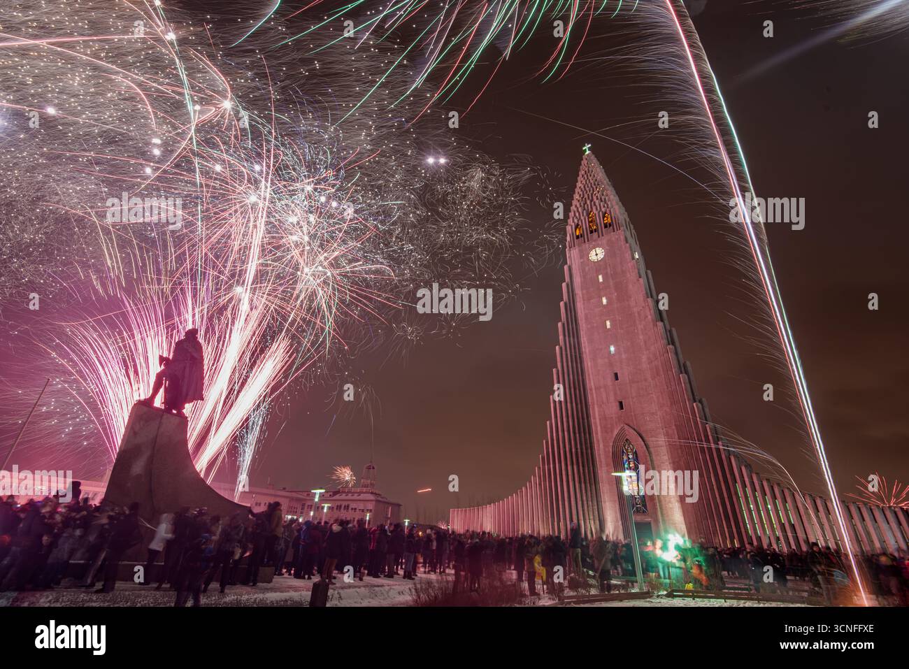 Spettacolari fuochi d'artificio illuminano la chiesa di Hallgrímskirkja, il principale punto di ritrovo per le celebrazioni di Capodanno a Reykjavík, in Islanda. Foto Stock