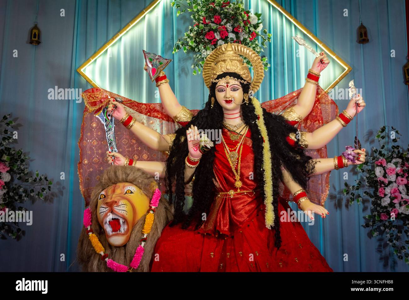 Idol of Goddess Durga splendidamente decorato durante il Durga Puja Festival Foto Stock
