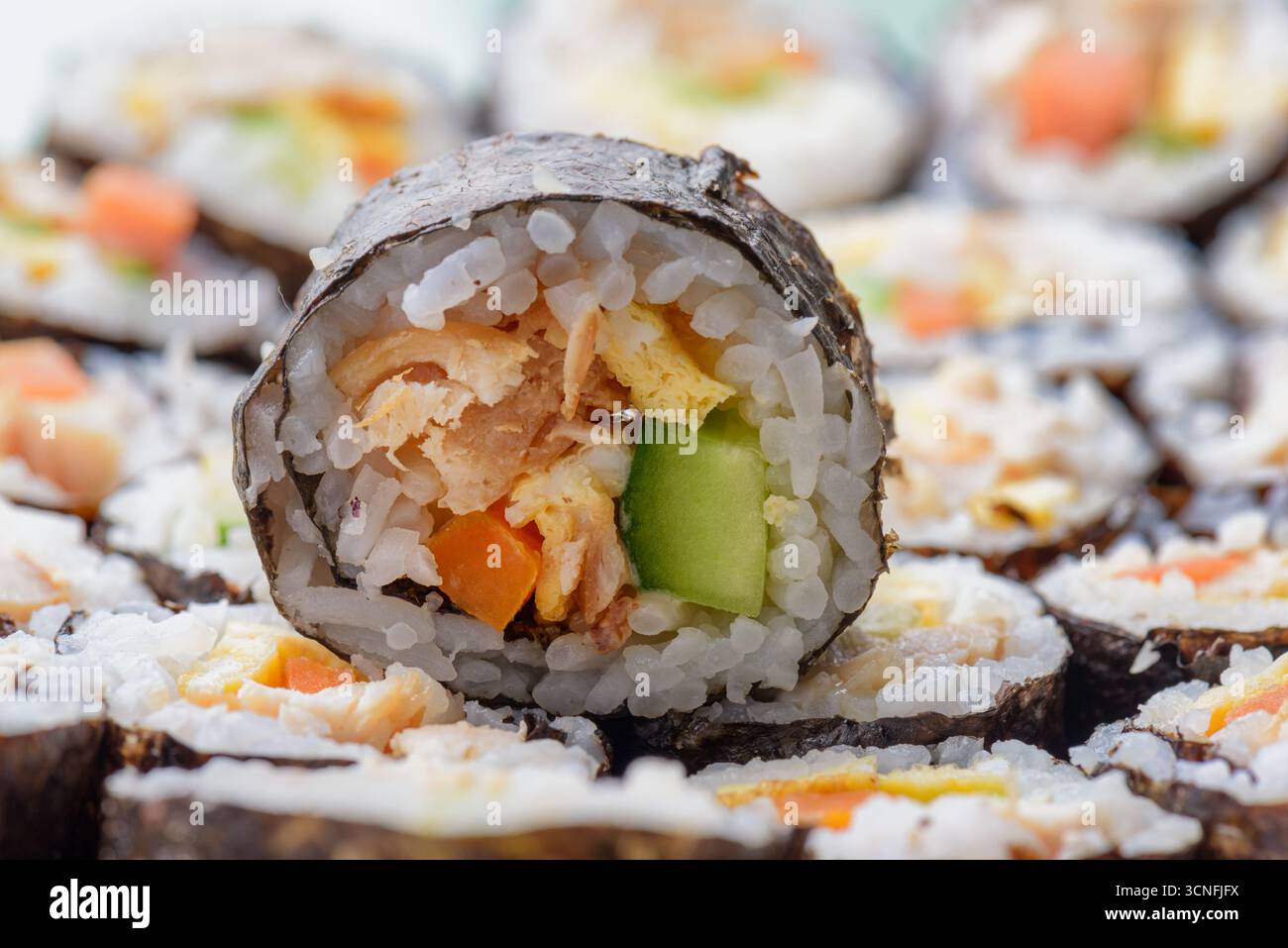 Vista ravvicinata della gimbap (kimbap). Piatto tradizionale coreano Foto Stock
