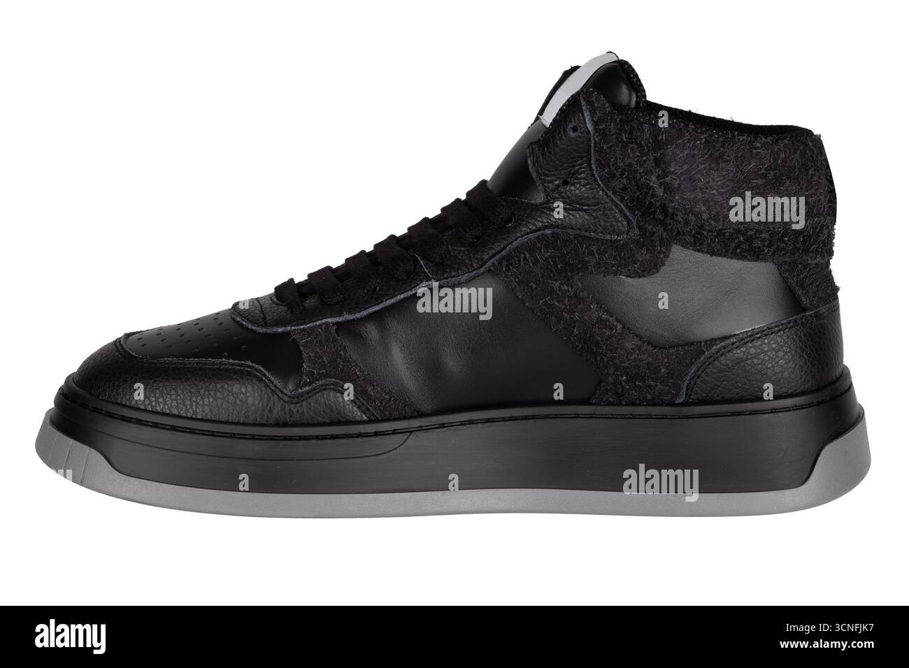 Sneaker alta nera moderna con un mix di pelle e pannelli in tessuto testurizzato vista laterale isolata su sfondo bianco Foto Stock