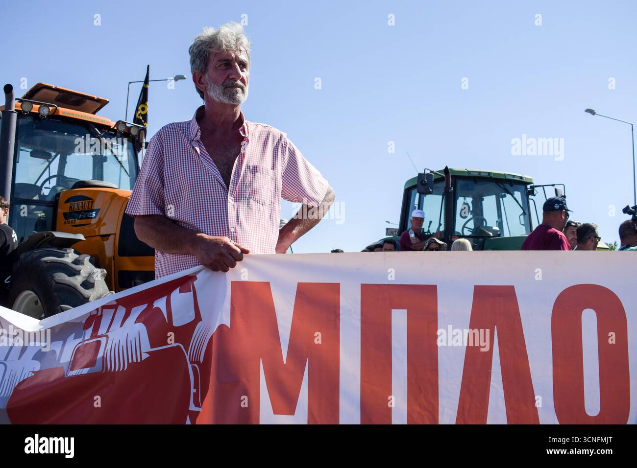 Karditsa, Tessaglia, Grecia. 18 settembre 2025. Le proteste degli agricoltori bloccano la National Highway E65 e tengono uno striscione che recita: “Blocco al governo per la nostra sopravvivenza” durante una manifestazione. I sindacati degli agricoltori hanno annunciato mobilitazioni in tutto il paese per l'aumento dei costi e anche per denunciare la frode OPEKEPE (Agenzia ellenica per i pagamenti agricoli e il controllo) delle sovvenzioni UE. Crediti: Dimitris Aspiotis/Alamy Live News Foto Stock
