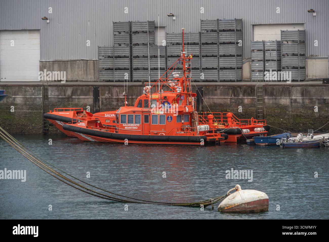 Nave di soccorso marittimo spagnola salvamento Maritimo nel porto di Bermeo, Paesi Baschi. Barca di soccorso arancione, servizi di emergenza, sicurezza costiera, porto Foto Stock