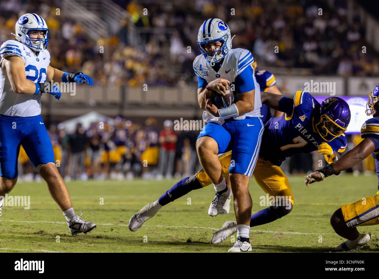 Greenville, North Carolina, Stati Uniti. 20 settembre 2025. Il quarterback di Brigham Young Cougars BEAR BACHMEIER (47) esegue la palla per un tocco in giù nel quarto quarto quarto della partita di football non-conference tra i Big 12 (B12) la Brigham Young University (BYU) Cougars e l'American Athletic Conference (AAC) la East Carolina University (ECU) Pirates al Dowdy-Ficklen Stadium di Greenville, NC il 20 settembre 2025. BYU ha battuto 34 - 13 ECU. (Credit Image: © Israel anta via ZUMA Press Wire) SOLO USO EDITORIALE! Non per USO commerciale! Foto Stock