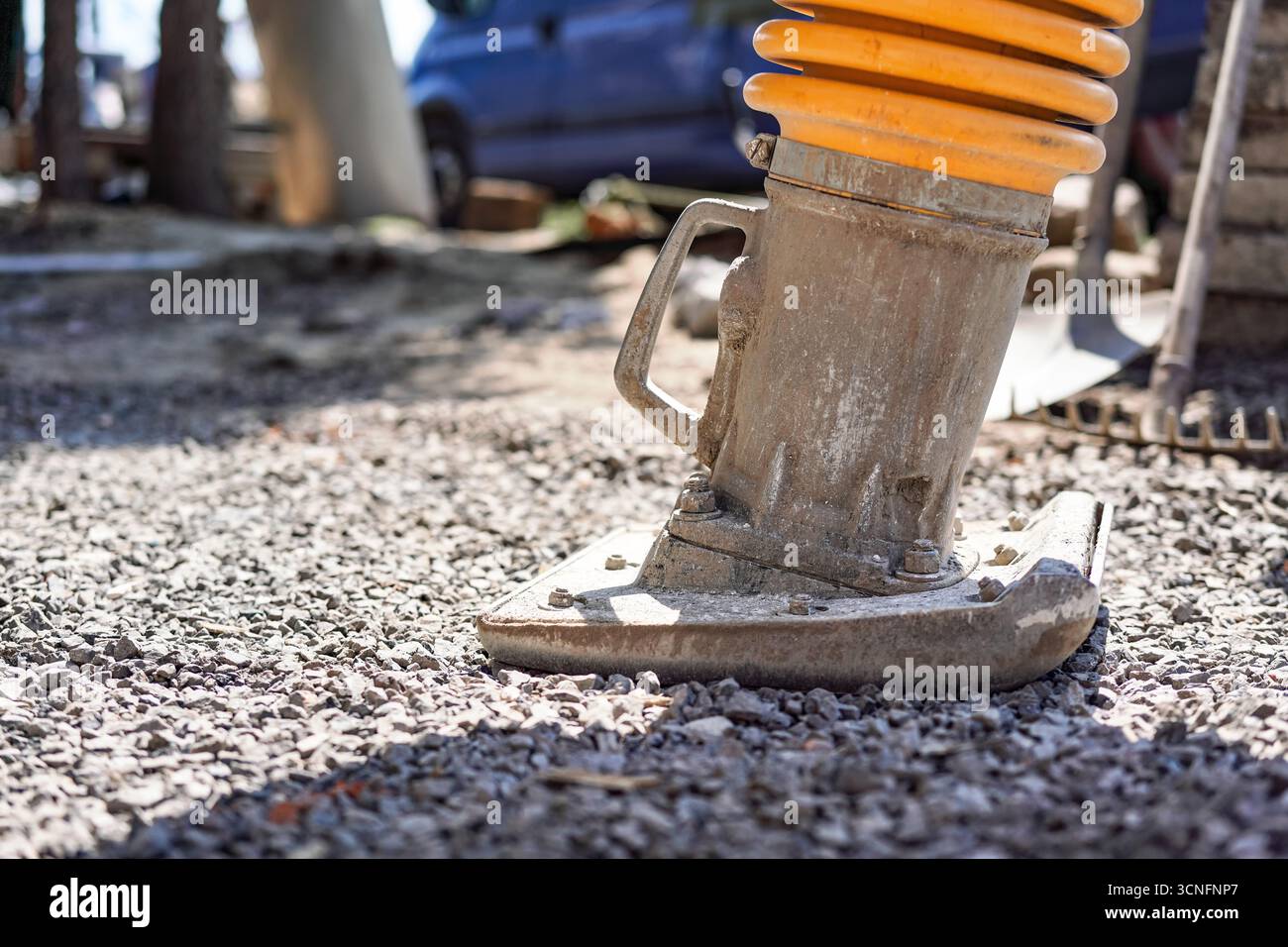 Compattatore per ghiaia o compattatore vibrante portatile in cantiere, dettaglio sulla parte inferiore della macchina Foto Stock