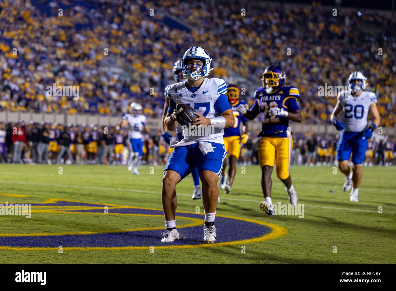 Greenville, North Carolina, Stati Uniti. 20 settembre 2025. Il quarterback di Brigham Young Cougars BEAR BACHMEIER (47) esegue la palla per un tocco in giù nel quarto quarto quarto della partita di football non-conference tra i Big 12 (B12) la Brigham Young University (BYU) Cougars e l'American Athletic Conference (AAC) la East Carolina University (ECU) Pirates al Dowdy-Ficklen Stadium di Greenville, NC il 20 settembre 2025. BYU ha battuto 34 - 13 ECU. (Credit Image: © Israel anta via ZUMA Press Wire) SOLO USO EDITORIALE! Non per USO commerciale! Foto Stock