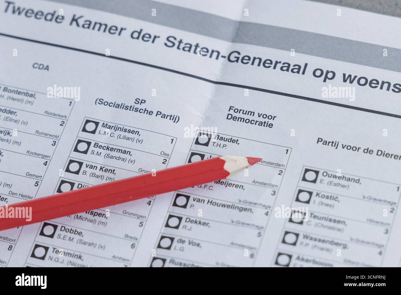 Una matita rossa si trova su un giornale olandese che indica la lista dei candidati del Forum voor Democratie alle elezioni nazionali. Utrecht, Paesi Bassi. 2 Foto Stock