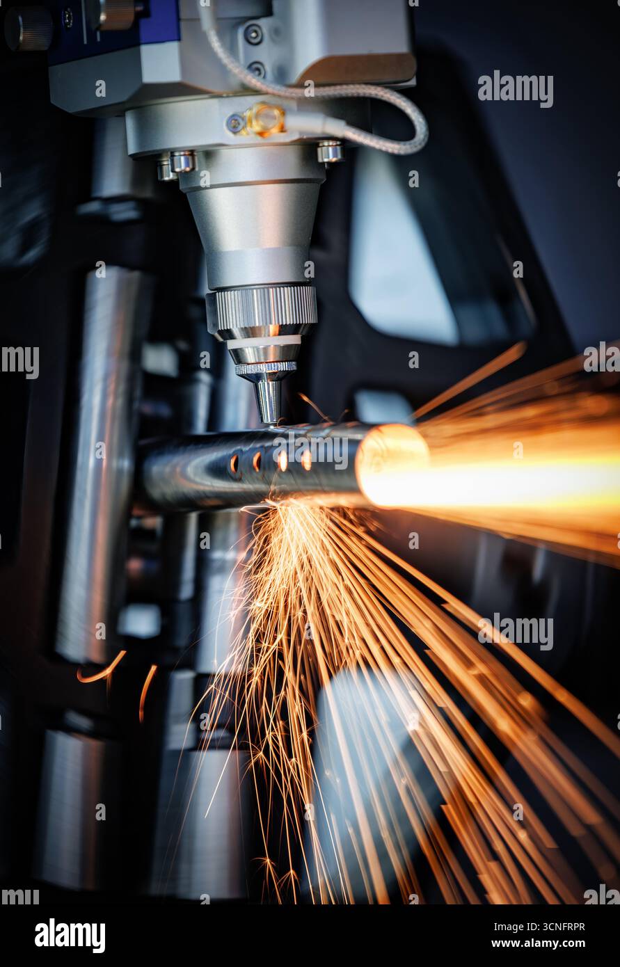 Taglio laser CNC e gas di metalli, moderna tecnologia industriale che rende dettagli industriali. L'ottica laser e il CNC vengono utilizzati per dirigere il materiale o Foto Stock