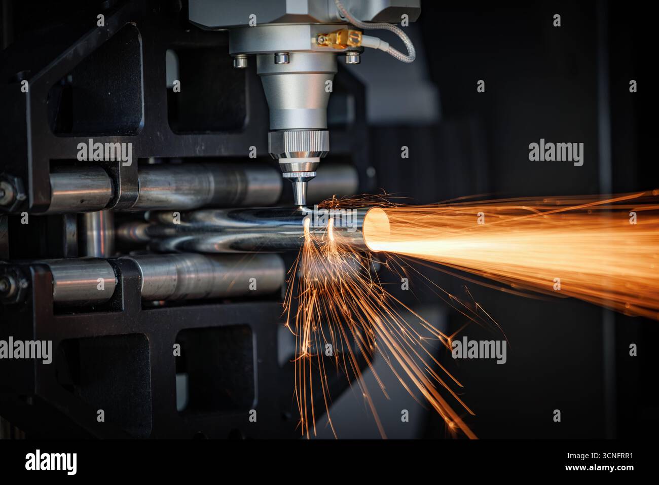 Taglio laser CNC e gas di metalli, moderna tecnologia industriale che rende dettagli industriali. L'ottica laser e il CNC vengono utilizzati per dirigere il materiale o Foto Stock