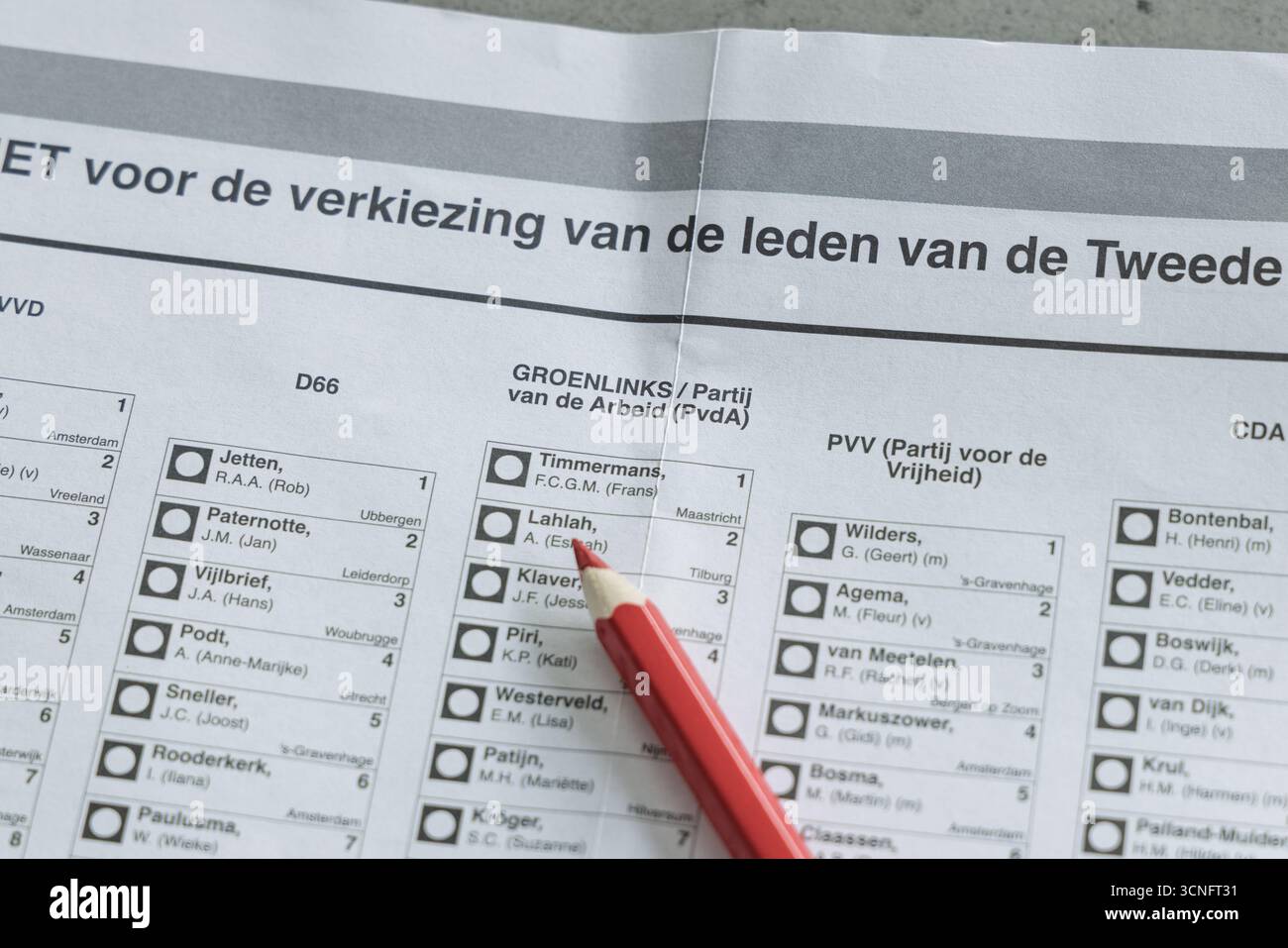 Una matita rossa è posizionata sul giornale elettorale olandese per le elezioni di Tweede Kamer, indicando la lista GroenLinks / PvdA con Frans Timmermans. Utrec Foto Stock