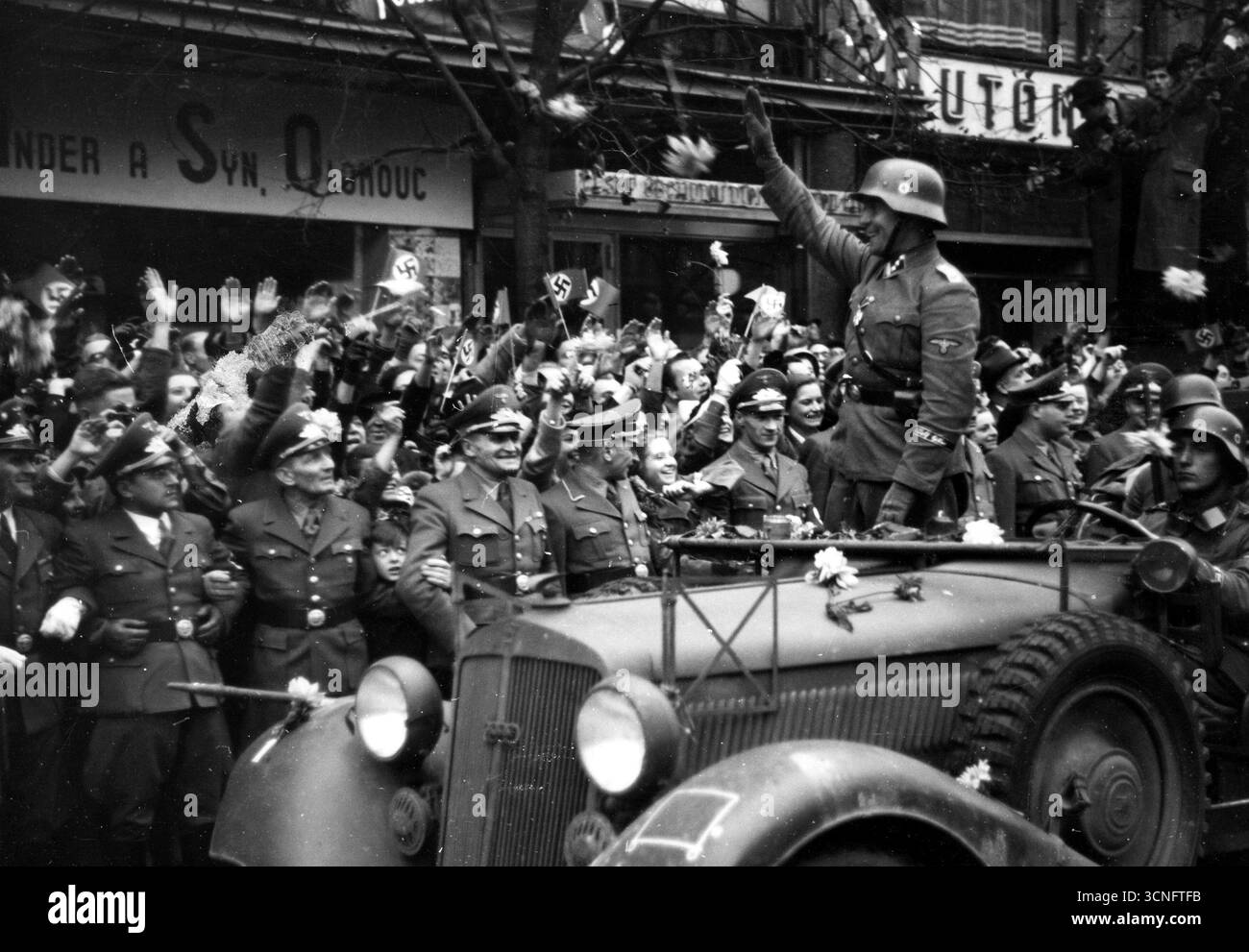 Il popolo di Praga dà il benvenuto al reggimento SS-Lebstandarte Adolf Hitler mentre entra in città. 1939 Foto Stock