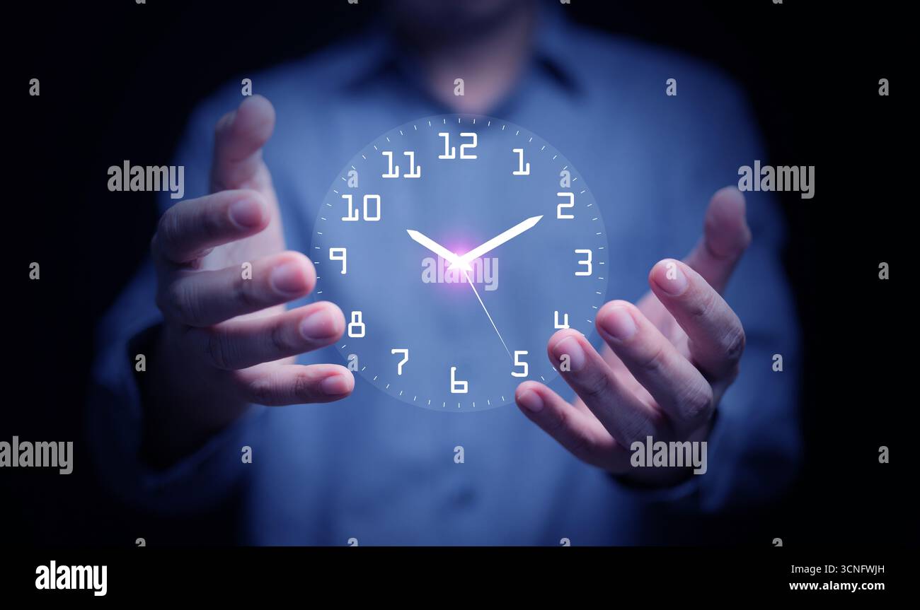 Immagine concettuale di un orologio luminoso tra le mani di un uomo d'affari, che rappresenta il controllo del tempo, l'organizzazione aziendale, la produttività, la gestione delle scadenze, e. Foto Stock
