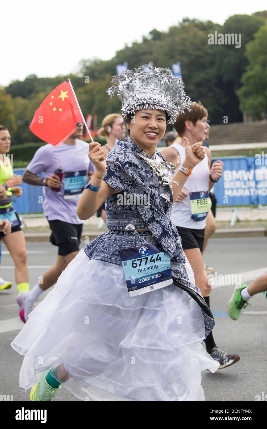 Marathon, Sportveranstaltung a Berlino, 21.09.2025 Ein Läuferin mit Flagge der Volksrepublik China auf dem großen Stern beim 51. BMW Berlin-Marathon 2025 AM 21.09.2025 Berlin *** Marathon, evento sportivo a Berlino, 21 09 2025 Un corridore con la bandiera della Repubblica Popolare Cinese sulla grande Stella alla BMW Berlin Marathon 51 2025 il 21 09 2025 Berlino Copyright: XBenxKriemannx Foto Stock