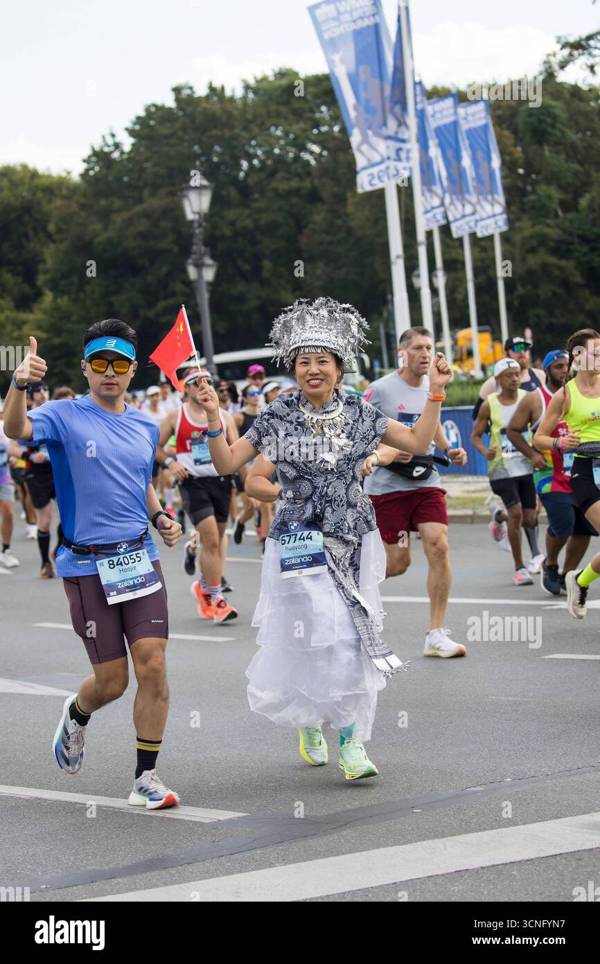 Marathon, Sportveranstaltung a Berlino, 21.09.2025 Ein Läuferin mit Flagge der Volksrepublik China auf dem großen Stern beim 51. BMW Berlin-Marathon 2025 AM 21.09.2025 Berlin *** Marathon, evento sportivo a Berlino, 21 09 2025 Un corridore con la bandiera della Repubblica Popolare Cinese sulla grande Stella alla BMW Berlin Marathon 51 2025 il 21 09 2025 Berlino Copyright: XBenxKriemannx Foto Stock