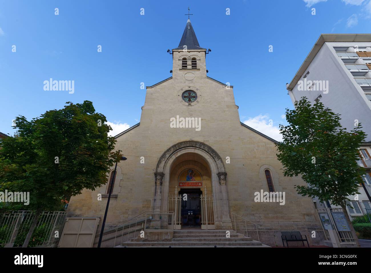 Chiesa di Saint-Charles-Borromee costruita tra il 1856 e il 1860 su pianta basilica e in stile medievale. Joinville-le-Pont. Francia. Foto Stock