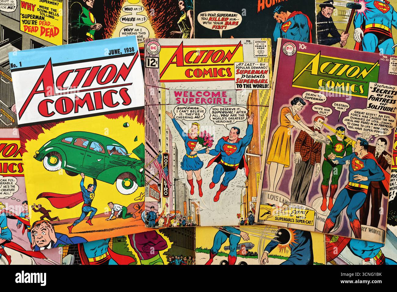 Vintage Action Comics della DC Comics, con Superman e Supergirl, tra i primi grandi supereroi americani Foto Stock