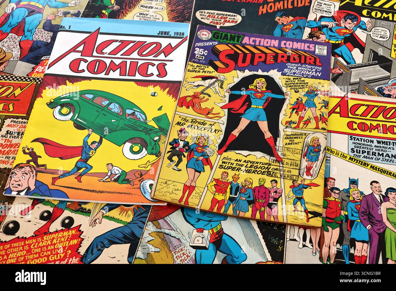 Vintage Action Comics della DC Comics, con Superman e Supergirl, tra i primi grandi supereroi americani Foto Stock