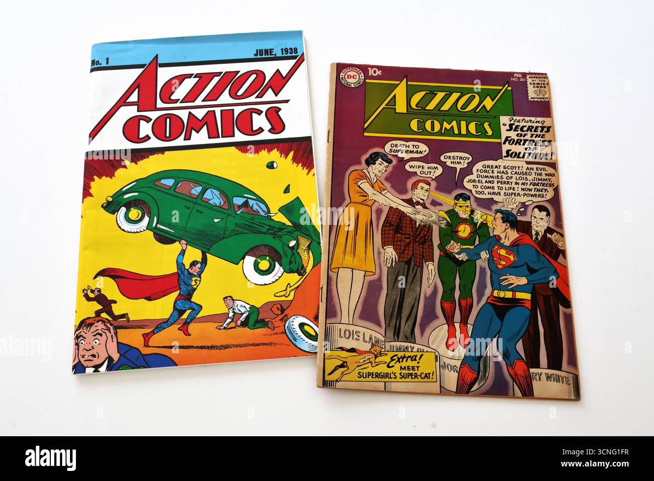 Action Comics della DC Comics, primo numero di giugno 1938 e n. 261 (febbraio 1960) con l'origine e la prima comparsa di Streaky the Supercat Foto Stock