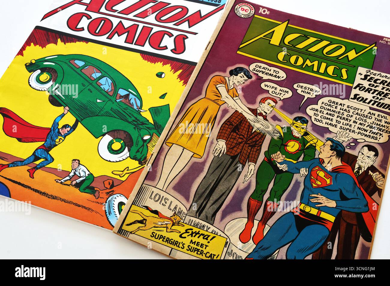 Action Comics della DC Comics, primo numero di giugno 1938 e n. 261 (febbraio 1960) con l'origine e la prima comparsa di Streaky the Supercat Foto Stock