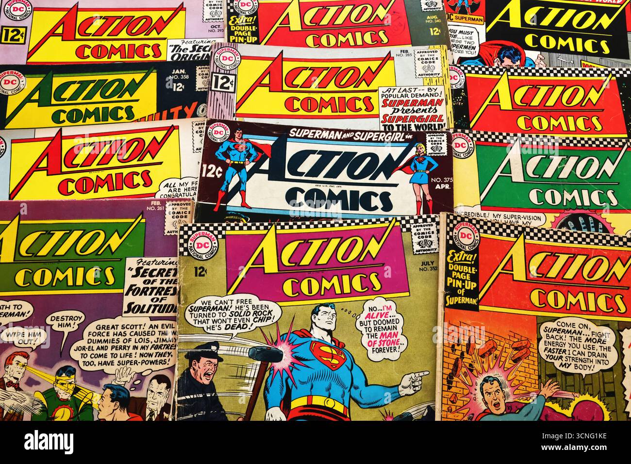 Vintage Action Comics della DC Comics, con Superman e Supergirl, tra i primi grandi supereroi americani Foto Stock