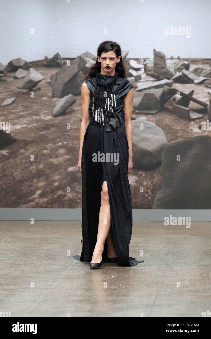 Londra, Regno Unito, 20 settembre 2025, è il terzo giorno della settimana della moda di Londra con Jaoka Jaokha Designs al Fashion Scout. Con sede a Londra e Bangkok, Jaokha colloca i suoi progetti all'incrocio tra viabilità commerciale e alta arte, immaginando un futuro in cui la moda sia artistica espressiva e socialmente responsabile., Andrew Lalchan Photography/Alamy Live News Foto Stock