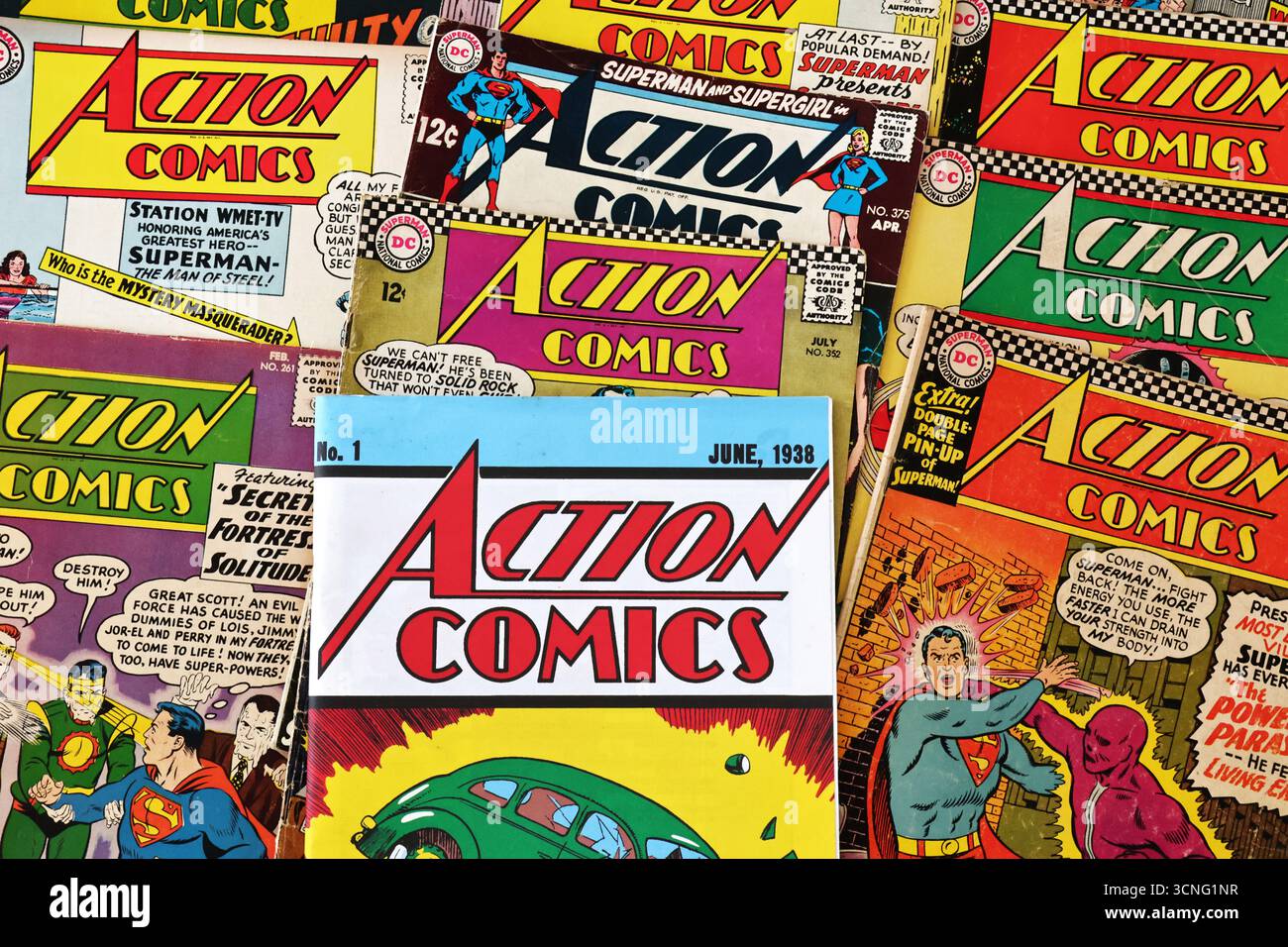 Vintage Action Comics della DC Comics, con Superman e Supergirl, tra i primi grandi supereroi americani Foto Stock