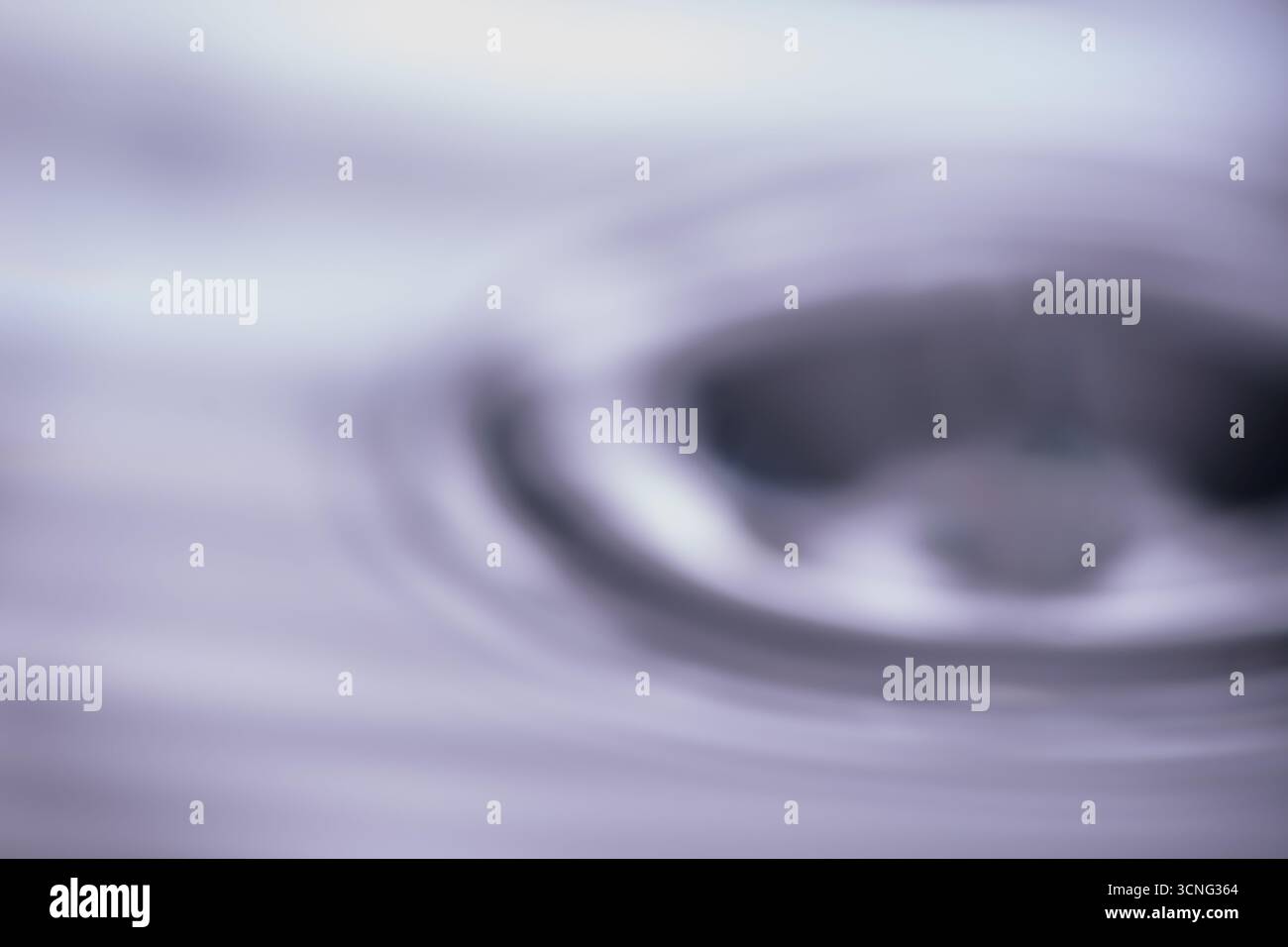 262.primo piano astratto della superficie dell'acqua che mostra increspature concentriche e vortice centrale dall'impatto con gocce. I colori dominanti sono blu e viola con VIS Foto Stock