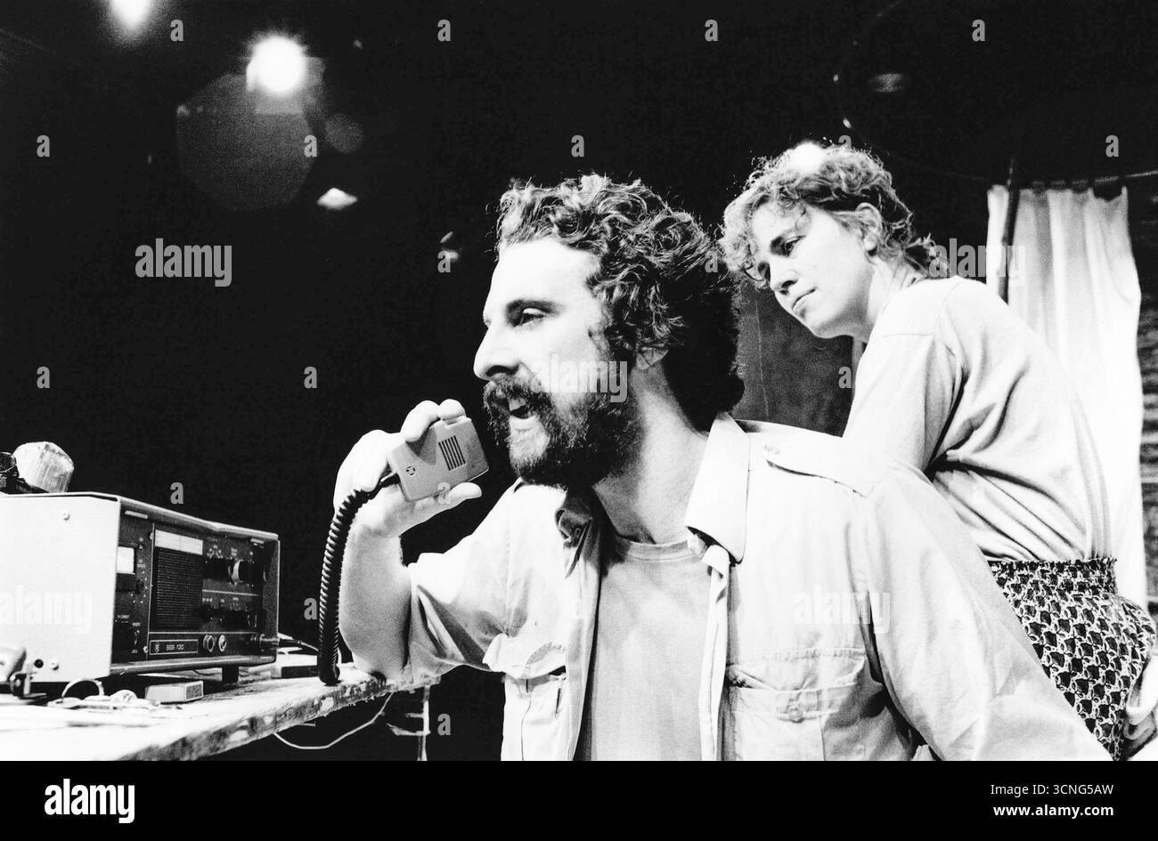 David Threlfall (Apoo), Carol leader (Ibis) in TOPOKANA MARTYR'S DAY di Jonathan Falla al Bush Theatre, Londra W12 04/11/1983 design: Geoff Rose illuminazione: Bart Cossee regista: Simon Stokes Foto Stock