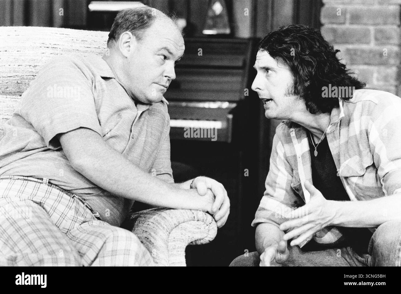 l-r: Timothy West (Bob), David Threlfall (Jeremy) in THE WAR AT HOME di James Duff all'Hampstead Theatre, Londra NW3 13/06/1984 design: Sue Plummer lighting: Mick Hughes regista: Michael Attenborough Foto Stock