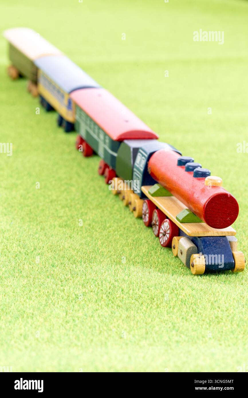 Set da collezione Tofa o Toia train prodotto a Czeckoslavakia negli anni '1950 Locomotiva a vapore e carrello in parti di legno colorate su tappetino verde Foto Stock