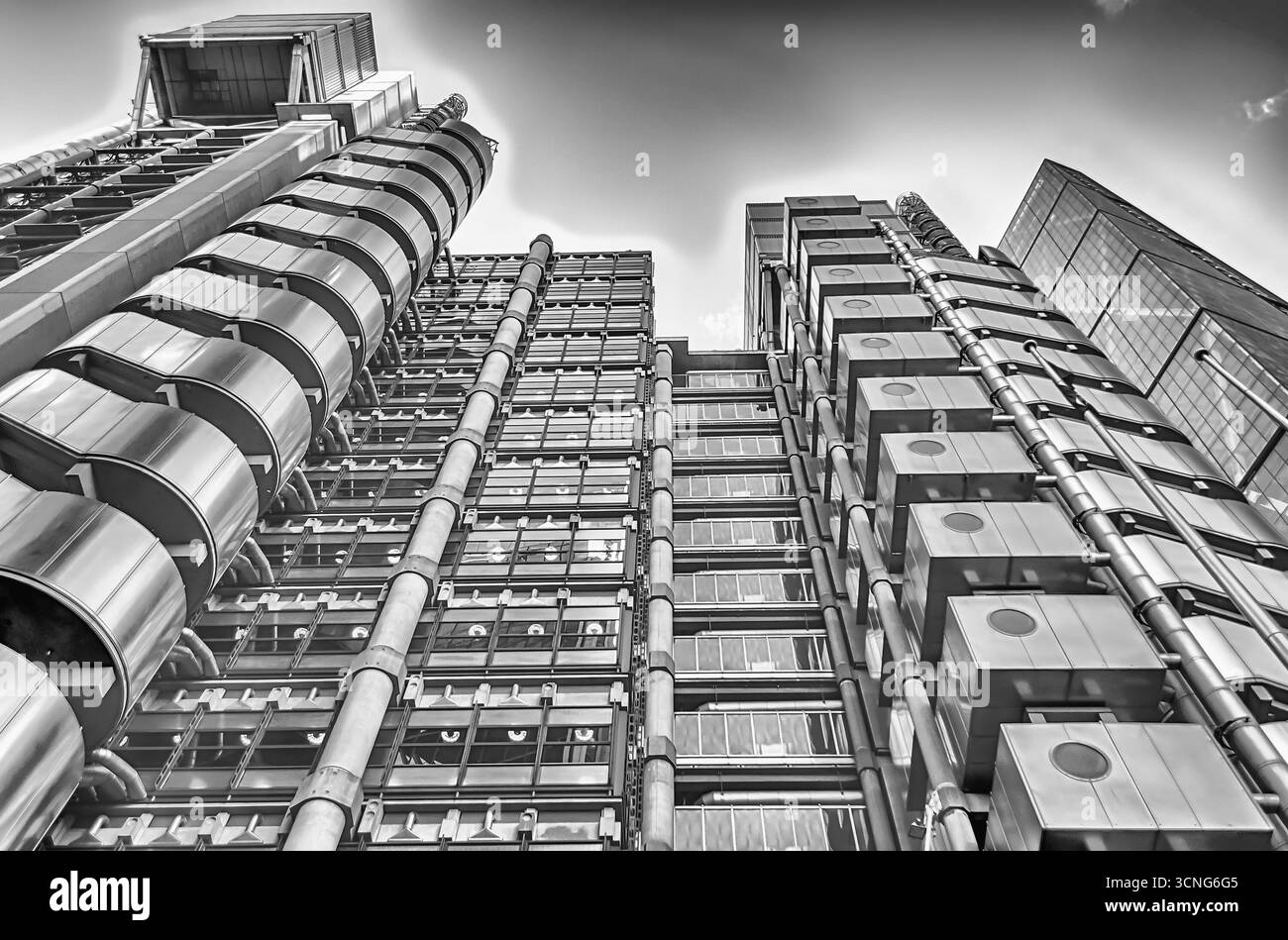 LONDRA - MAGGIO 29: Il Lloyd's Building, noto anche come The Inside-Out Building, un futuristico gigante dell'acciaio a Londra il 29 maggio 2015. Foto Stock