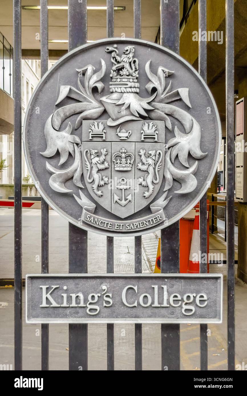 LONDRA - MAGGIO 31: Emblema sul cancello d'ingresso del King's College di Londra, 31 maggio 2015. Il King's College è considerato uno dei principali multidiscepoli Foto Stock