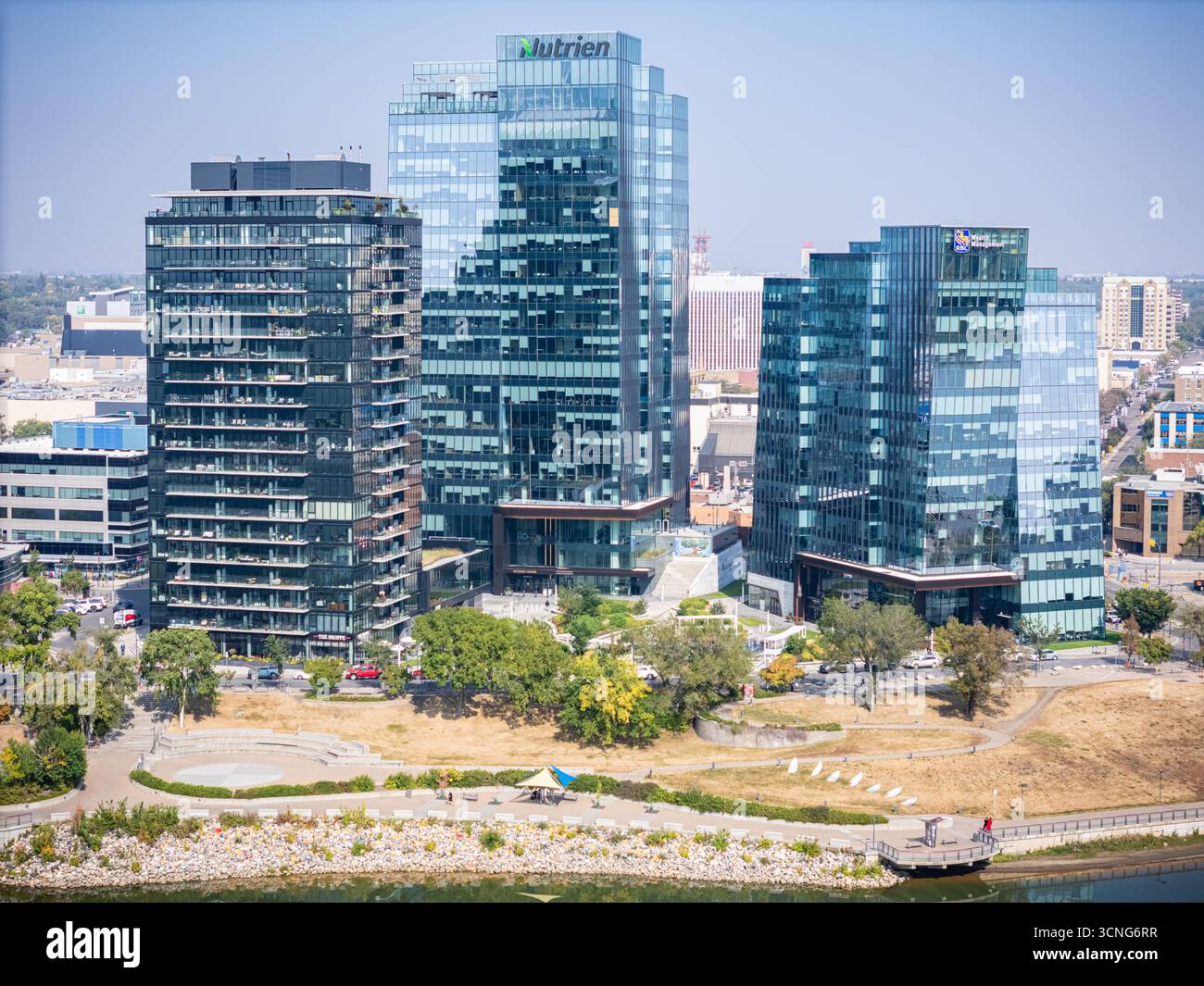 Vista aerea diurna del centro di Saskatoon, Saskatchewan, con lo skyline della città, il fiume e i ponti. Foto Stock