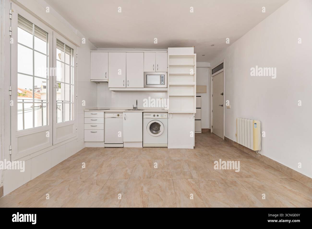 Cucina moderna con un sistema di domotica integrato, controllo dell'illuminazione ed elettrodomestici controllati da uno smartphone Foto Stock