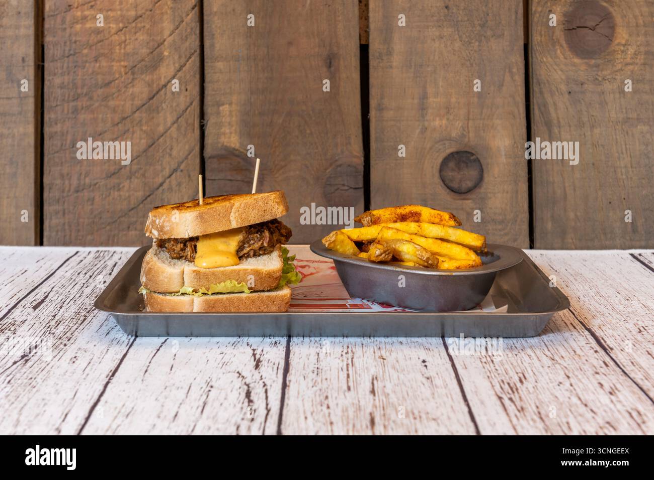 Panino di maiale tirato: Maiale tirato cotto 12 ore, salsa barbecue fatta in casa e insalata di cavolo croccante Foto Stock