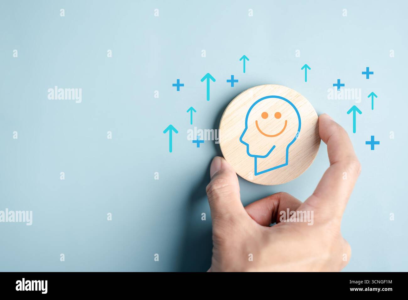Crescita del cervello e concetto di salute mentale con testa umana e sorriso faccia, pensiero positivo, psicologia Foto Stock