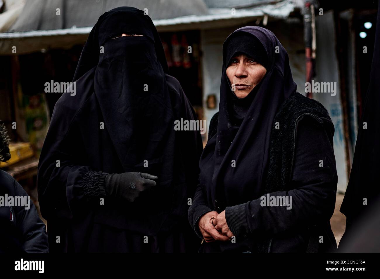 Al Hol, 11 febbraio 2025 - due donne nel mercato del campo di al Hol, dove sono detenute circa 40.000 persone accusate di affiliazione all'ISIS. - Ahmed al-Sharaa passa il suo tempo a visitare altri paesi, ma non gli importa della sua gente, si è dimenticato di noi, uno di loro si lamenta. -La caduta di Bashar non ha cambiato nulla per noi!- - 11/02/2025 - Siria/? Al Hol? - Antonin Burat/le Pictorium credito: LE PICTORIUM/Alamy Live News Foto Stock