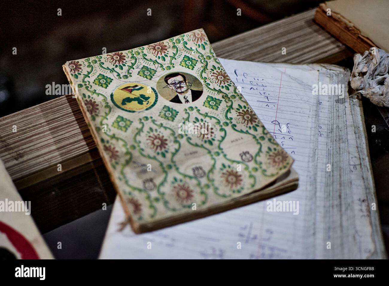 Raqqa, Siria. 8 febbraio 2025. Raqqa, 8 febbraio 2025 - la copertina di un quaderno illustrato con un ritratto di Hafez al-Assad, scolpita dopo la caduta del regime di Assad nel dicembre 2024, in una libreria nella città vecchia di Raqqa. - 08/02/2025 - Siria/Raqqa - Antonin Burat/le Pictorium credito: LE PICTORIUM/Alamy Live News Foto Stock