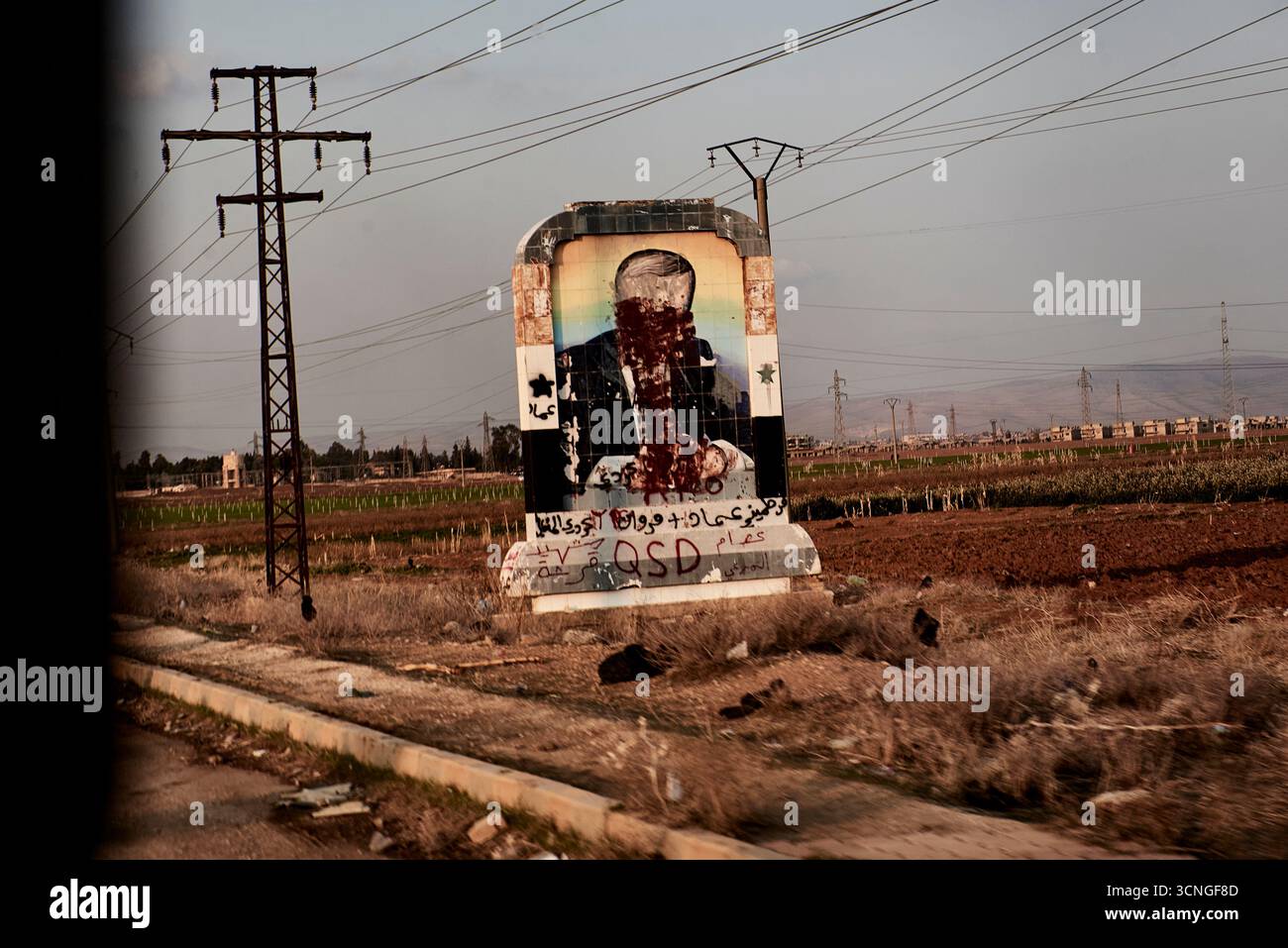 Siria. 10 febbraio 2025. Governatorato di Hassake, 10 febbraio 2025 - Un murale raffigurante il ritratto di Hafez al-Assad vandalizzato sul lato di una strada vicino a Qamishli. I simboli del regime caduto stanno lentamente scomparendo. - 10/02/2025 - Siria/? GOVERNATORATO DI HASSAKE? - Antonin Burat/le Pictorium credito: LE PICTORIUM/Alamy Live News Foto Stock