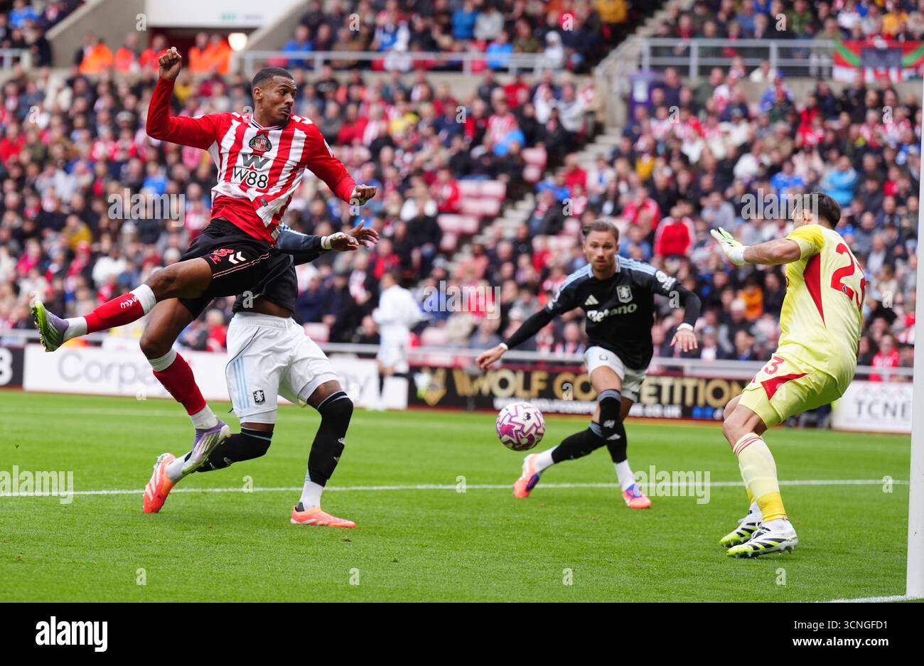 Wilson Isidor del Sunderland tenta di colpire il bersaglio durante la partita di Premier League allo Stadium of Light, Sunderland. Data foto: Domenica 21 settembre 2025. Foto Stock