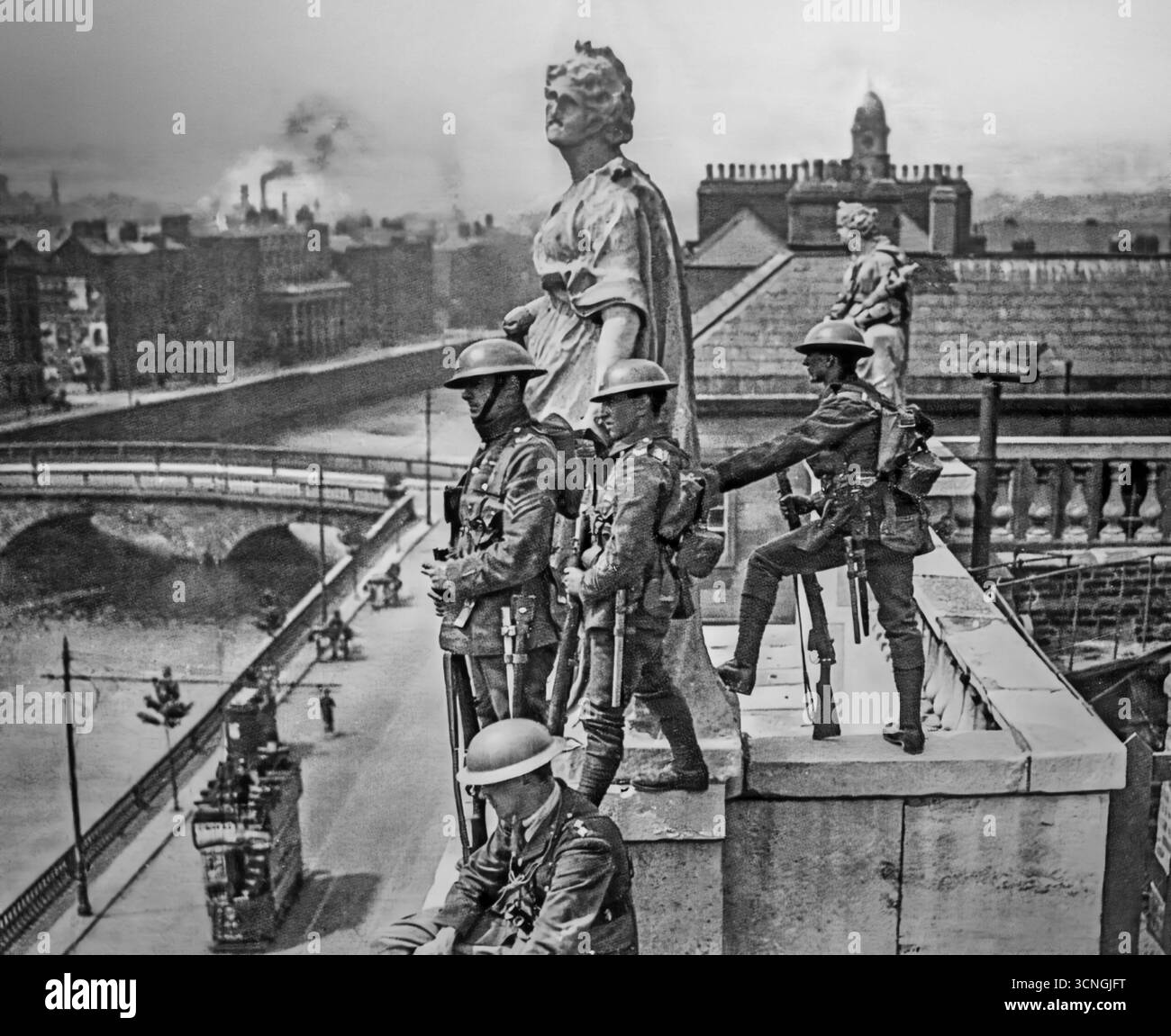 Una fotografia dei primi anni del XX secolo delle truppe britanniche sul tetto delle quattro Corti a Dublino, durante un cessate il fuoco. Durante la guerra civile irlandese del 1922-23, l'edificio fu bombardato e bruciato. Foto Stock