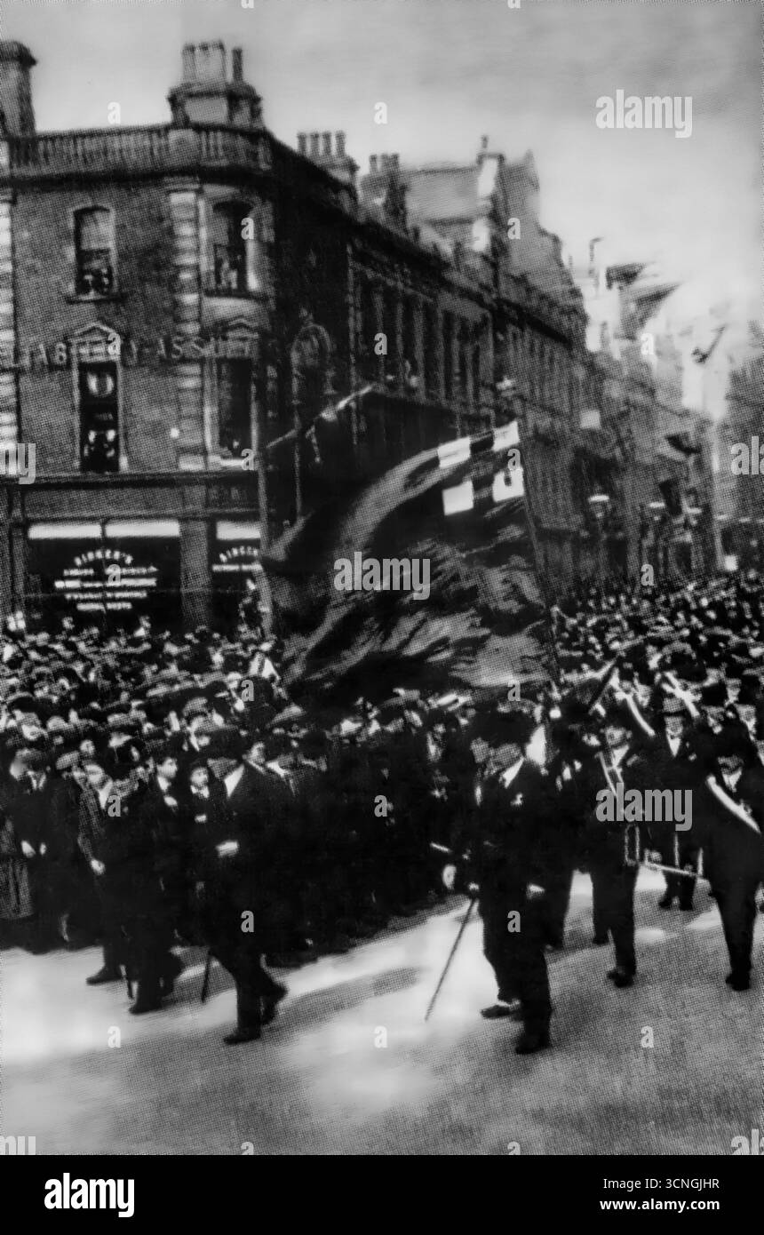 Nell'aprile 1912, 250.000 Orangemen si sono fatti strada sullo Showground Balmoral di Belfast, dichiarando che in nessun caso accetteranno la regola domestica in Irlanda. Organizzata dalla Leale istituzione arancione, detta Ordine arancione, un Ordine fraterno protestante per la maggior parte in Irlanda del Nord, fu fondata nella Contea di Armagh nel 1795, durante un periodo di conflitto settario protestante-cattolico, come una fraternità di stile massonico giurata per mantenere L'Ascendenza protestante. Foto Stock