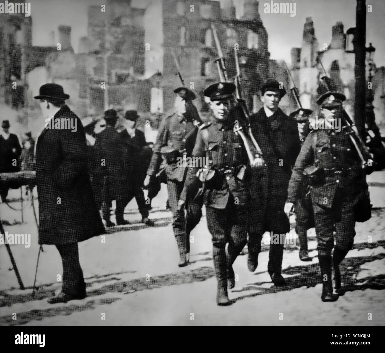 Un nazionalista irlandese è condotto al castello di Dublino da oldiers britannici dopo la rivolta di Pasqua del 1916, un'insurrezione armata in Irlanda durante la settimana di Pasqua, aprile 1916. Fu lanciato dai repubblicani irlandesi per porre fine al dominio britannico in Irlanda e stabilire una Repubblica irlandese indipendente mentre il Regno Unito stava combattendo la prima guerra mondiale. Fu la rivolta più significativa in Irlanda dalla ribellione del 1798 e la prima azione armata del periodo rivoluzionario irlandese. Sedici dei leader della rivolta furono giustiziati nel maggio 1916, ma l'insurrezione, la natura delle esecuzioni e successive Foto Stock