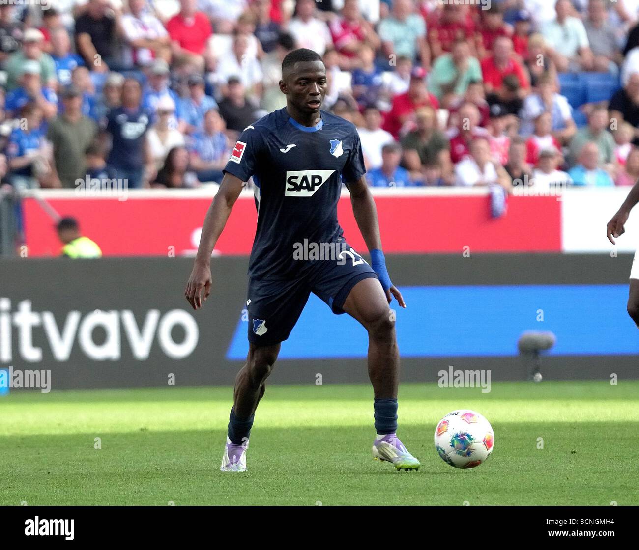 Sinsheim, Germania. 20 settembre 2025. 20/09/2025, PreZero Arena, Sinsheim, GER, 1.FBL, TSG Hoffenheim vs FC Bayern Monaco, nella foto Bazoumana Toure (Hoffenheim) le normative DFL vietano qualsiasi uso di fotografie come sequenze di immagini e/o quasi-video. Credito: dpa/Alamy Live News Foto Stock